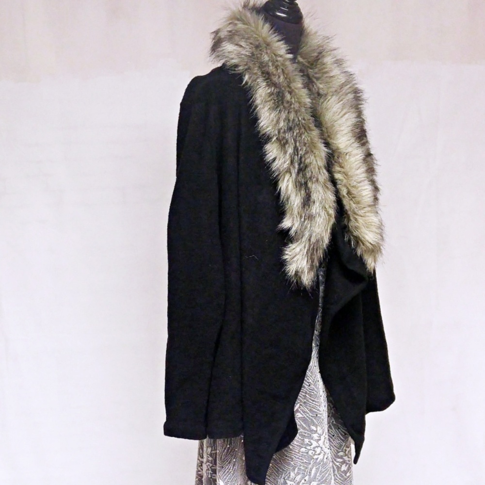 Bar 3 Black Sweater Detachable Fur Collar